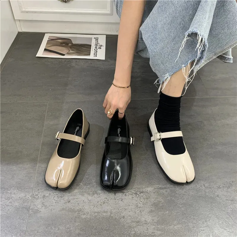 Novelty Split Toe Mary Jane Flat Shoes For Women In Leather_voghion.com
