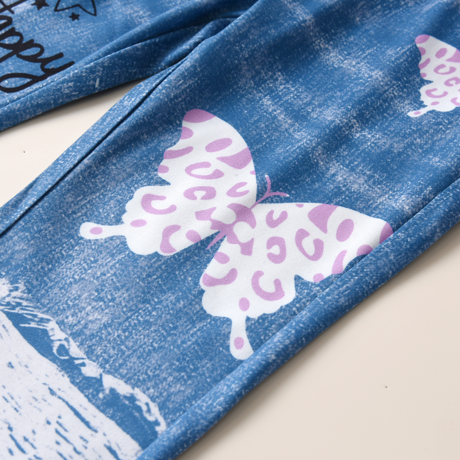 Felpa con cappuccio a farfalla a maniche lunghe in pizzo Mother&Kids + completo in due pezzi con pantaloni a zampa d'elefante in finto denim_voghion.com