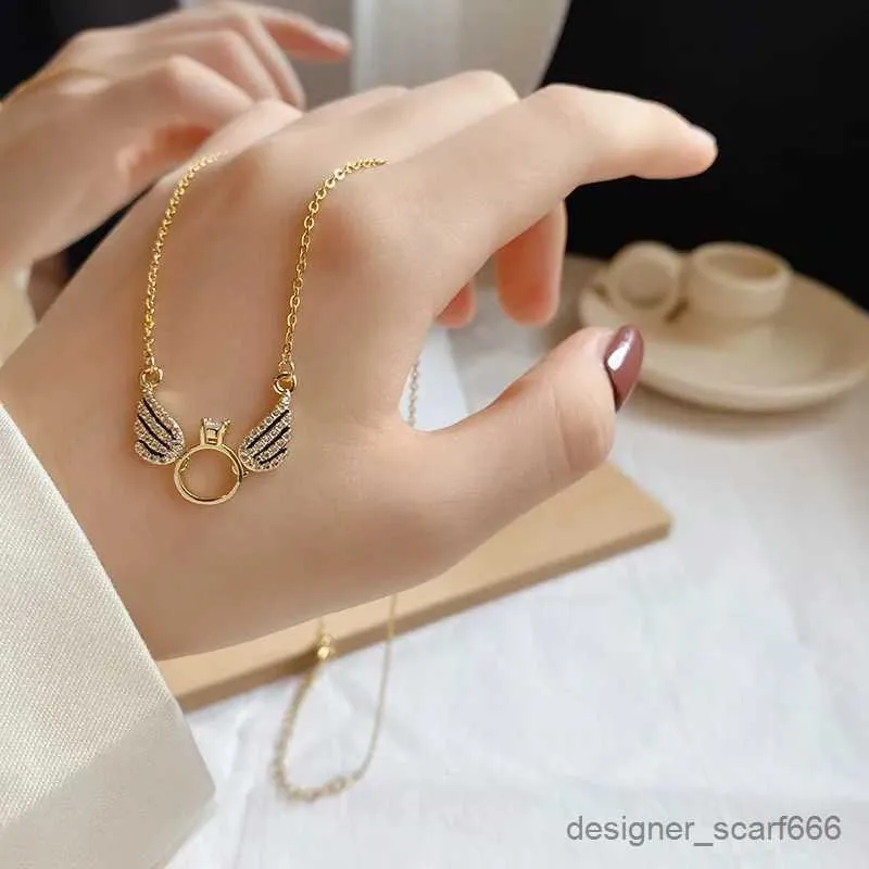 Collana con pendente ali d'angelo da donna gioiello moda elegante_voghion.com
