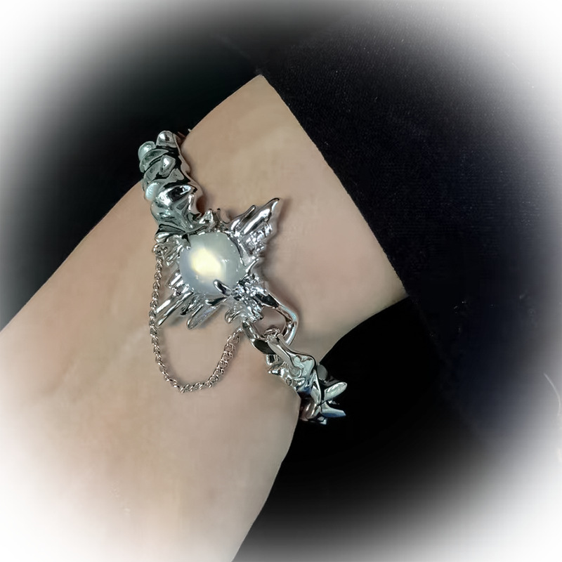 Bracciale futuristico in metallo liquido e agata bianca_voghion.com
