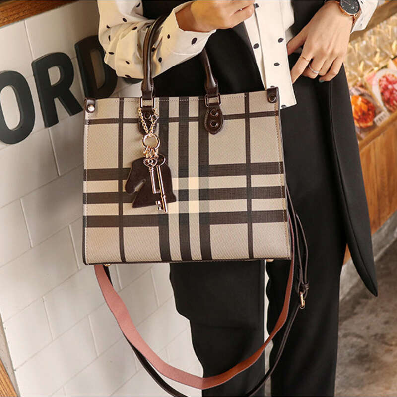 Borsa a spalla donna in stile tote a quadri, borsa grande capiente_voghion.com