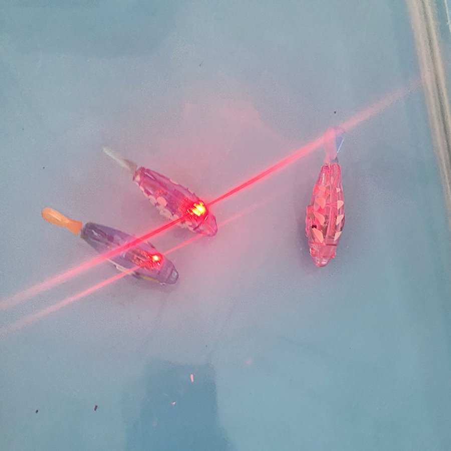 1 pezzo di giocattolo elettrico a forma di pesce luminoso (con 2 batterie, colore casuale), giocattoli elettronici a forma di pesce che nuota con movimento di oscillazione intelligente per il tempo del bagno dei bambini, regalo di gioco_voghion.com