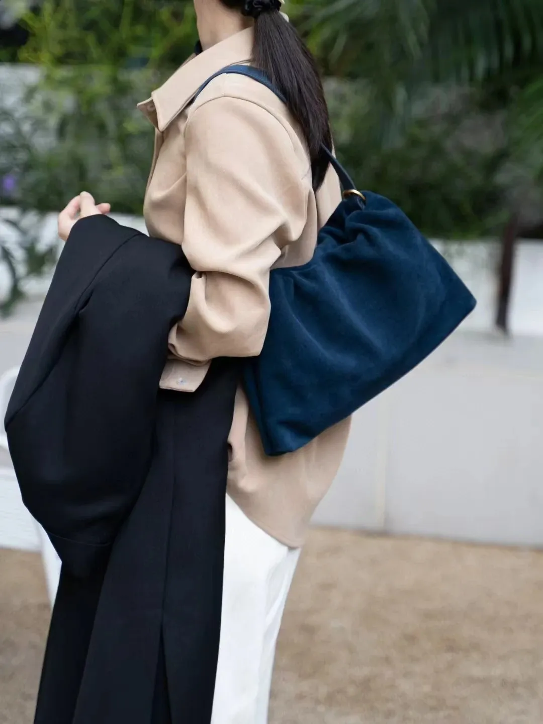 Borsa a spalla e borsa a mano in camoscio da donna con due cinghie_voghion.com