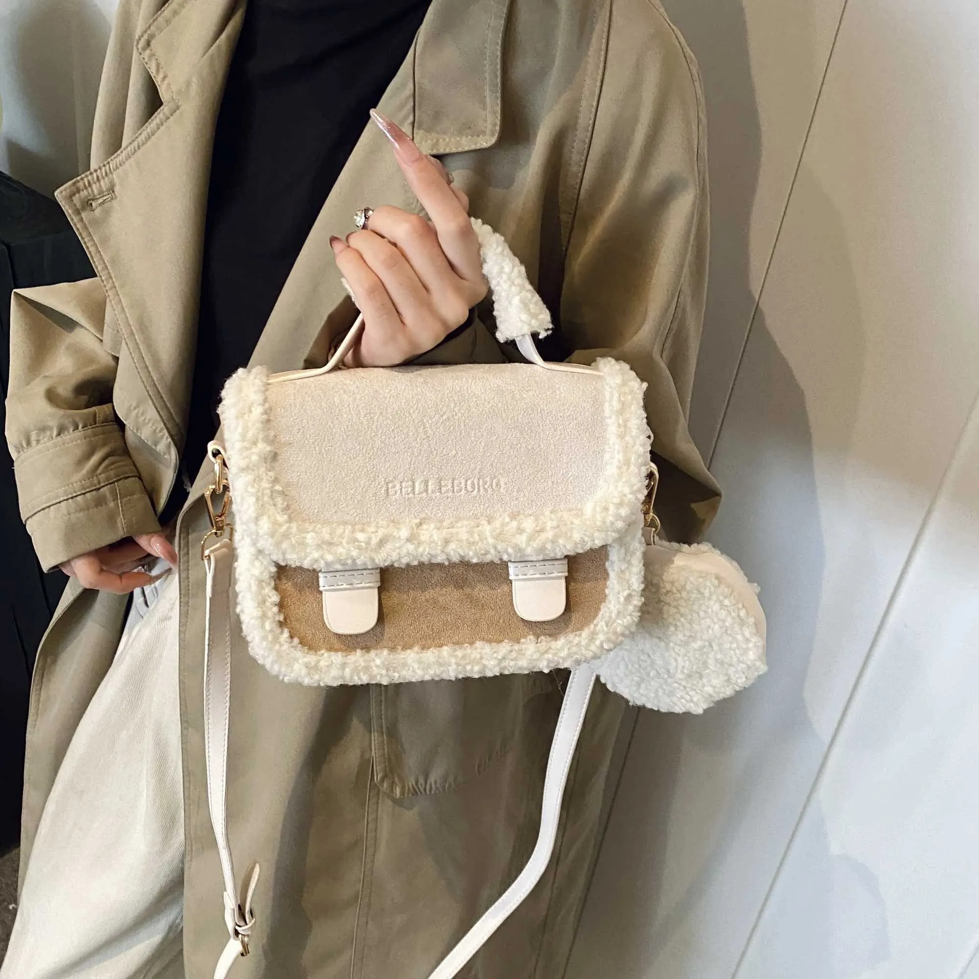 Nuevos bolsos de alta gama y de nicho con forma de cruz congelada para 2024 Y241216_voghion.com