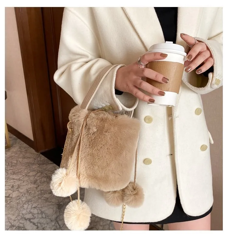 Sac à main en peluche avec cordon de serrage et boule de laine antivol, sac à bandoulière à une épaule, sac seau à la mode pour femmes 240820_voghion.com