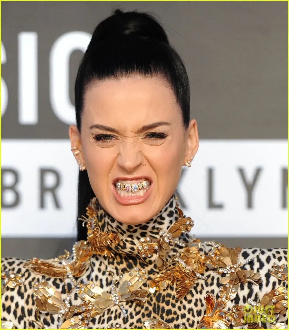 Rose Weißgold Vampir Grillz Iced Out Fang Grills Voller bunter Durchmesser Cosplay Zahnkappe Zahnspange_voghion.com