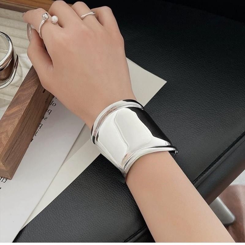 Bracciale rigido donna in metallo ondulato - bangle geometrico_voghion.com