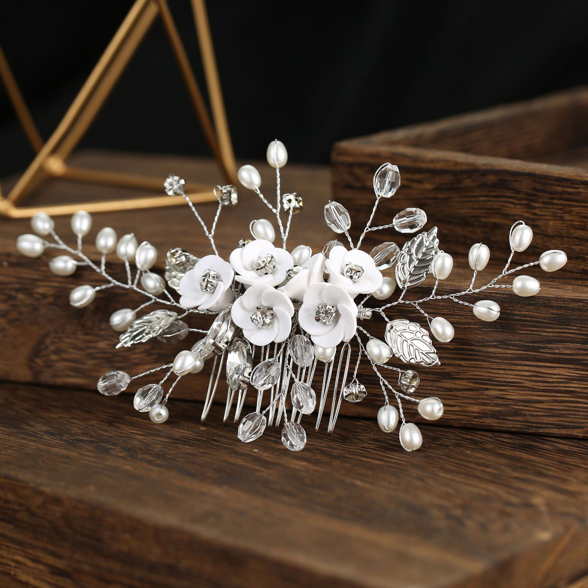 Peigne à cheveux en perles fait main, accessoire de coiffure de mariage, en céramique blanche douce et exclusive, avec fleurs incrustées de diamants_voghion.com