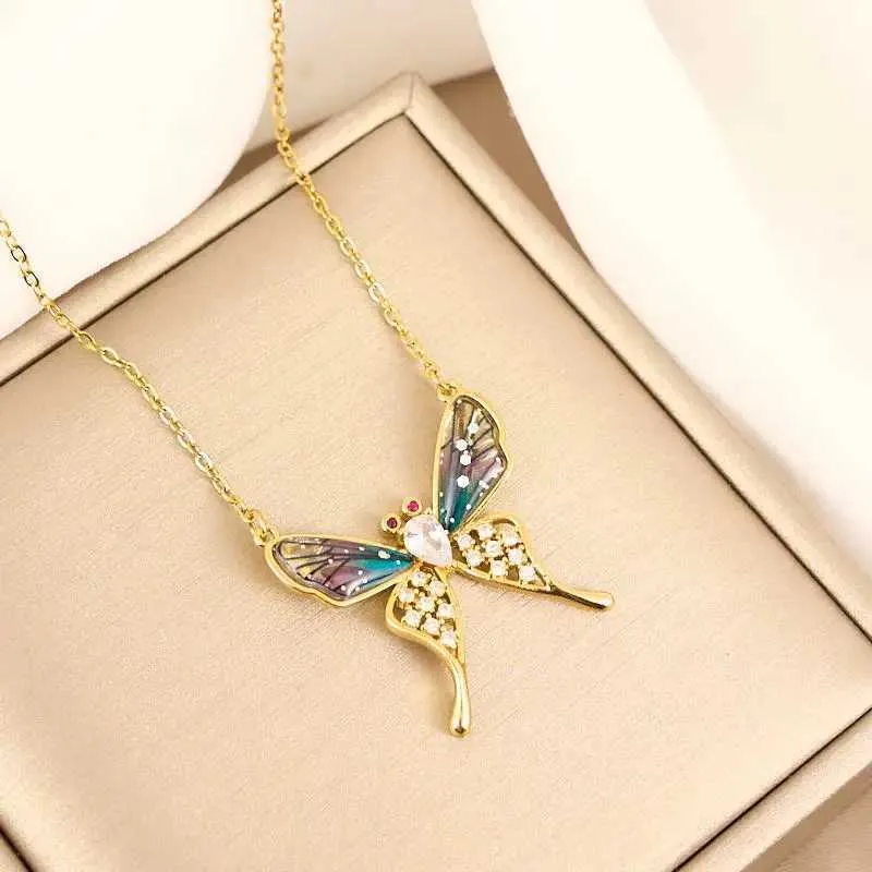 Collane con ciondolo classiche personalizzate con micro-decorazioni, collana con ali di farfalla colorate, alla moda e affascinante_voghion.com
