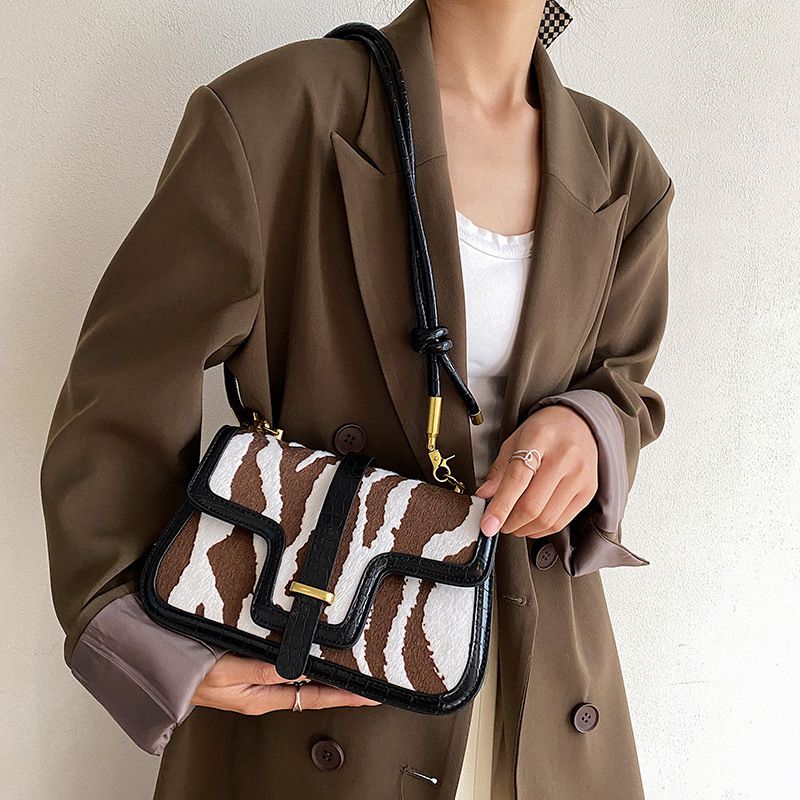 2023 Herbst neue hochwertige Textur Umhängetasche modische Persönlichkeit vielseitige gestreifte Tasche Außenhandel_voghion.com