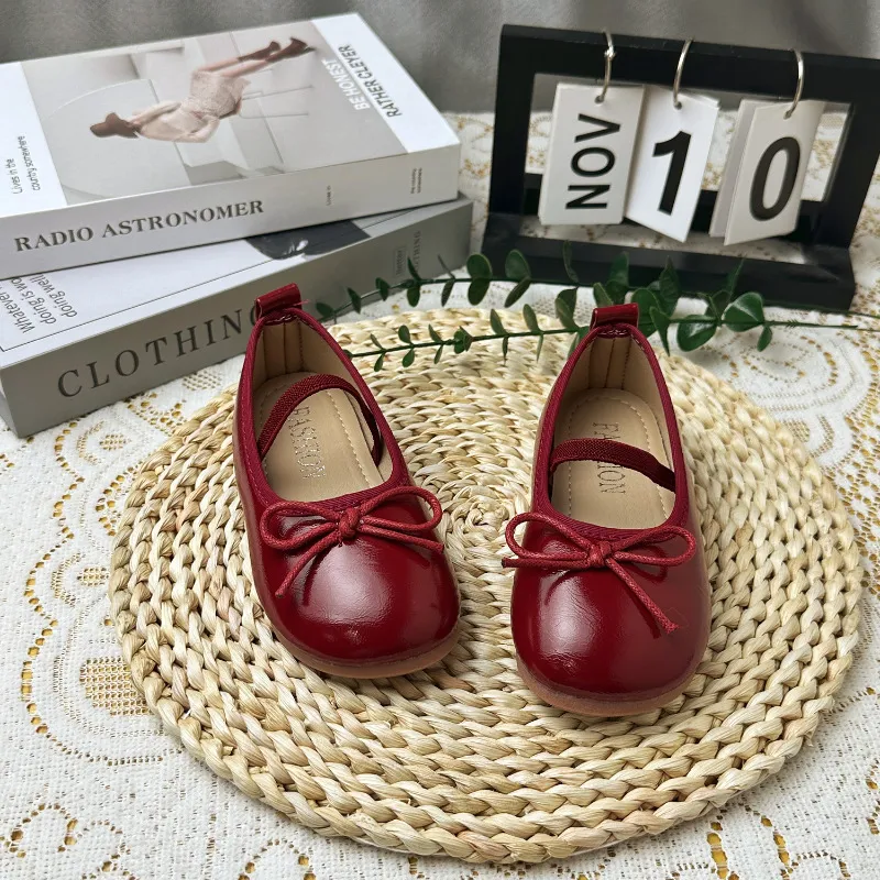 Kerek orrú, lakkbőr balerinacipők kislányoknak, klasszikus, masnis, rugalmas, hercegnős, aranyos lábfej, kisgyermek, puha_voghion.com