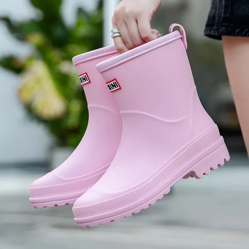 Damen Niedrige rutschfeste Küchen-Regenschuhe Wasser Frau Gummi Garten Galoschen Slip-on Regenstiefel Kurze Stiefel 231030_voghion.com