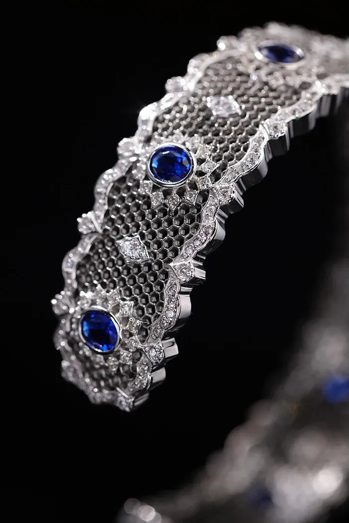 Jonc ouvert en argent sterling avec zircone bleue brossée_voghion.com