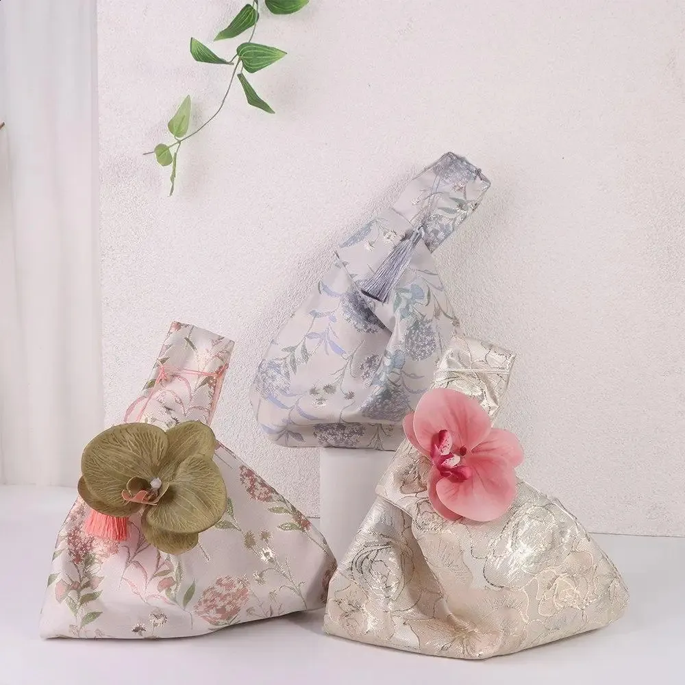 wer Anhänger Mittagessen Kosmetik Handtasche im chinesischen Stil Quaste Knoten Handgelenktasche Kleinteiltasche Cheongsam Zubehör 241120_voghion.com