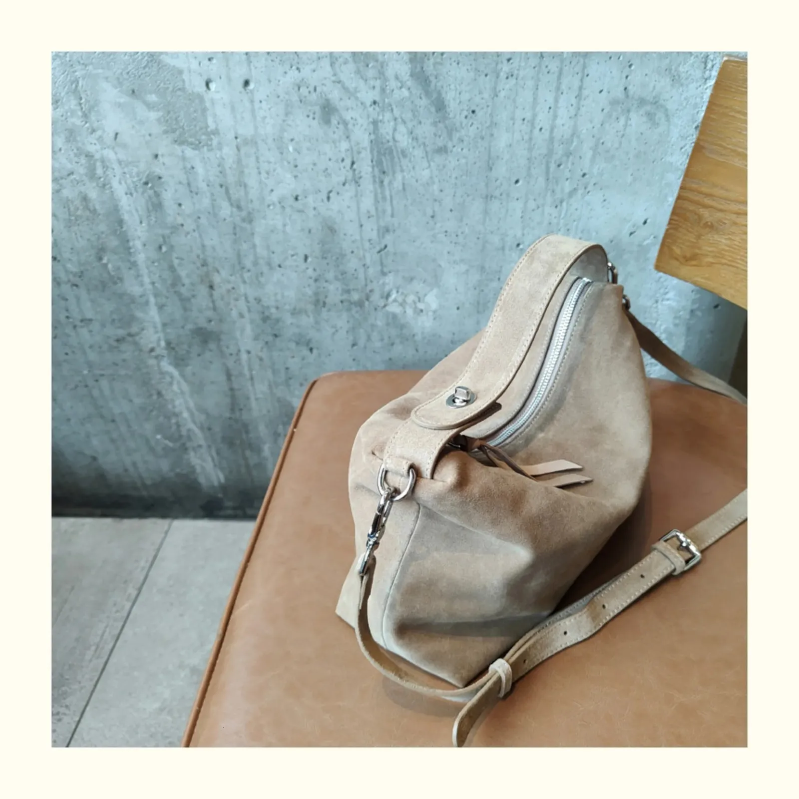 Borsa boston tote in scamosciato per donna, borsa a spalla marrone_voghion.com