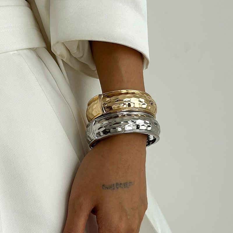 Muodikas geometrinen ympyrä yksinkertaisella vasarakuvioisella metalliseosrannekorulla_voghion.com