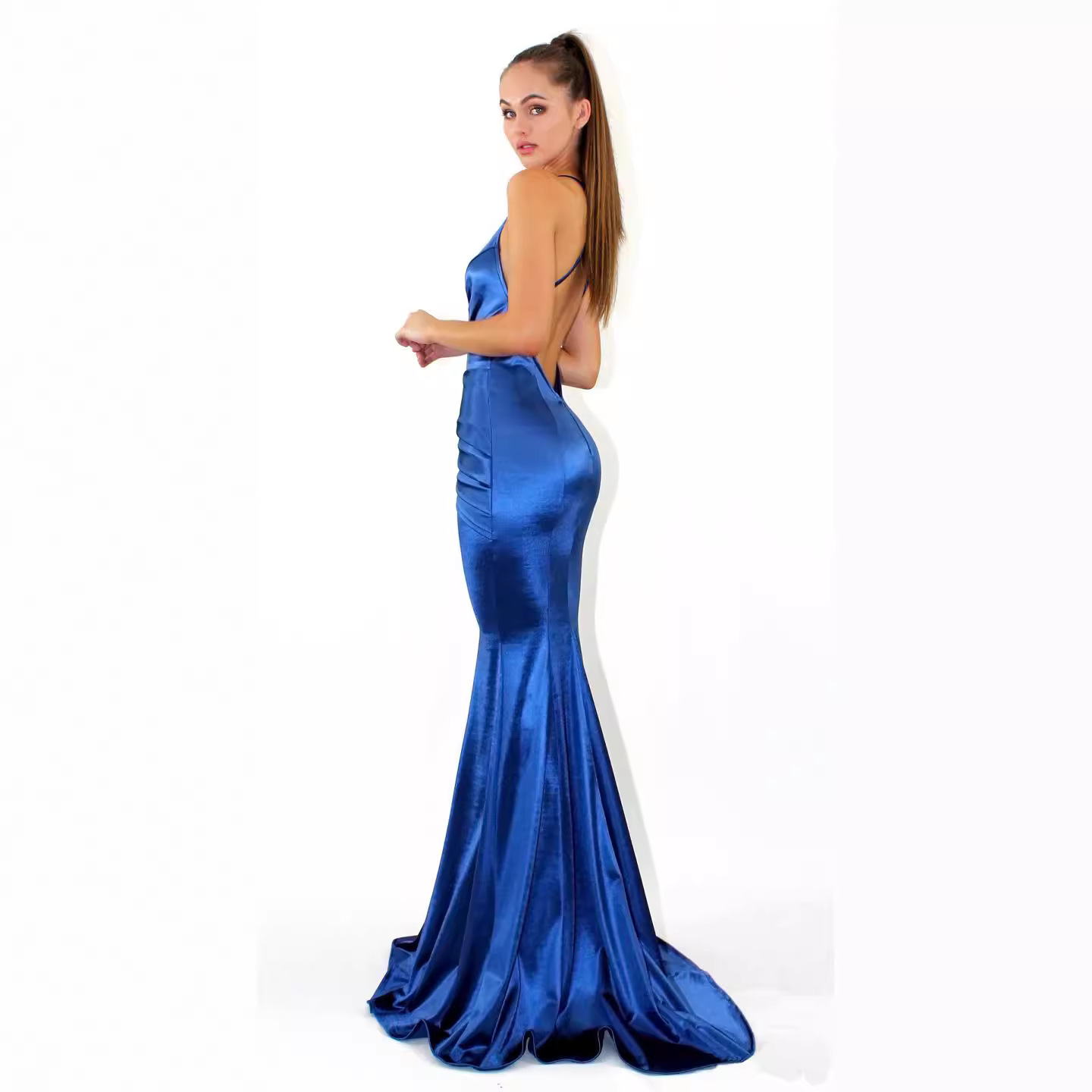 Seksowna, kobieca sukienka z głębokim dekoltem w serek i jednolitym kolorze_voghion.com