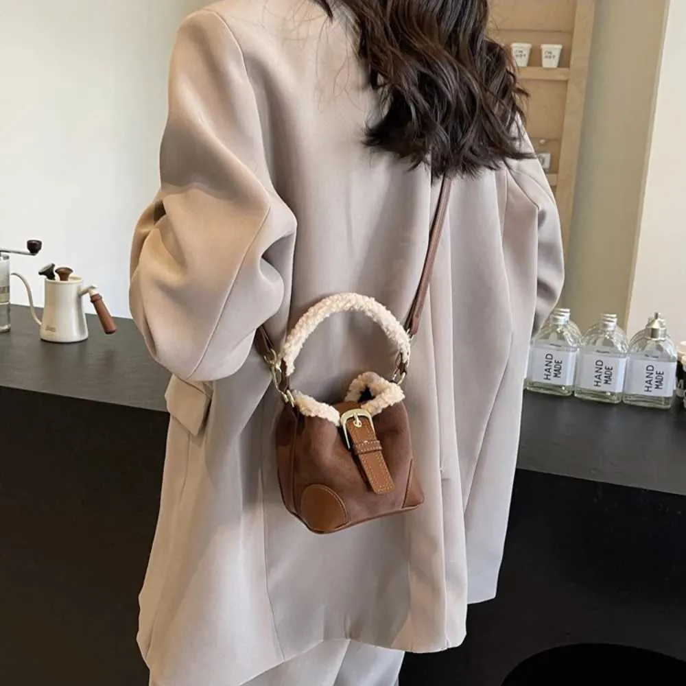 Borse a secchiello in lana di agnello alla moda con tracolla Borsa a tracolla retrò in peluche vintage da donna C241212_voghion.com