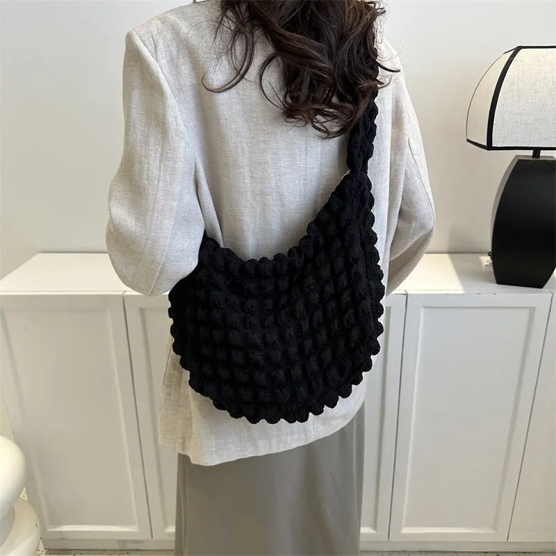 Borsa a tracolla trapuntata imbottita sotto le ascelle da donna, con pieghe a bolle, secchiello, borsa firmata, arricciata, nuvola, shopping_voghion.com