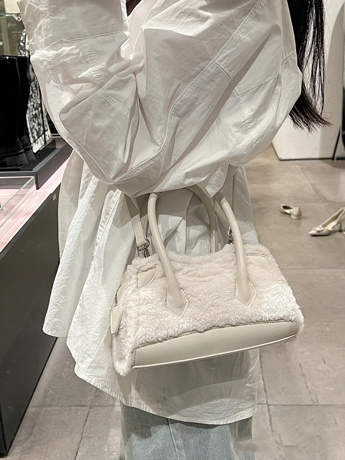 Borsa a tracolla versatile in stile agnello da motociclista autunno/inverno 2024 Zhao Lusi, nuova borsa_voghion.com