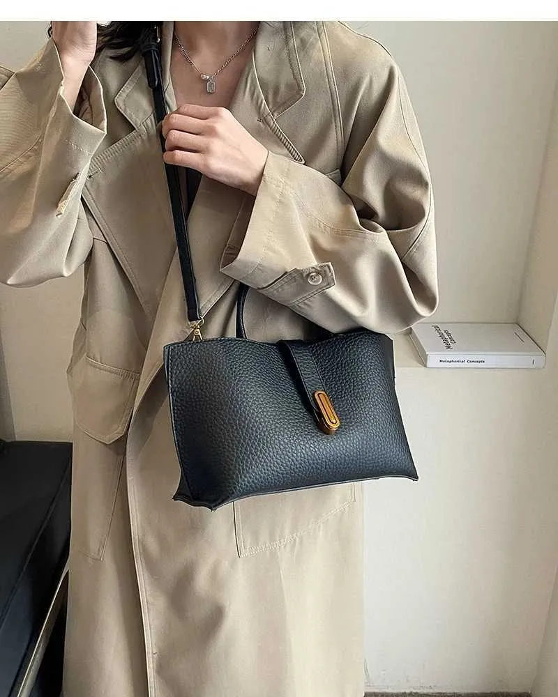 Clássico Preto PU Grande Capacidade 2024 Feminino Alta Qualidade Requintado Fivela de Fecho Bolsas Crossbody Casual Versátil_voghion.com