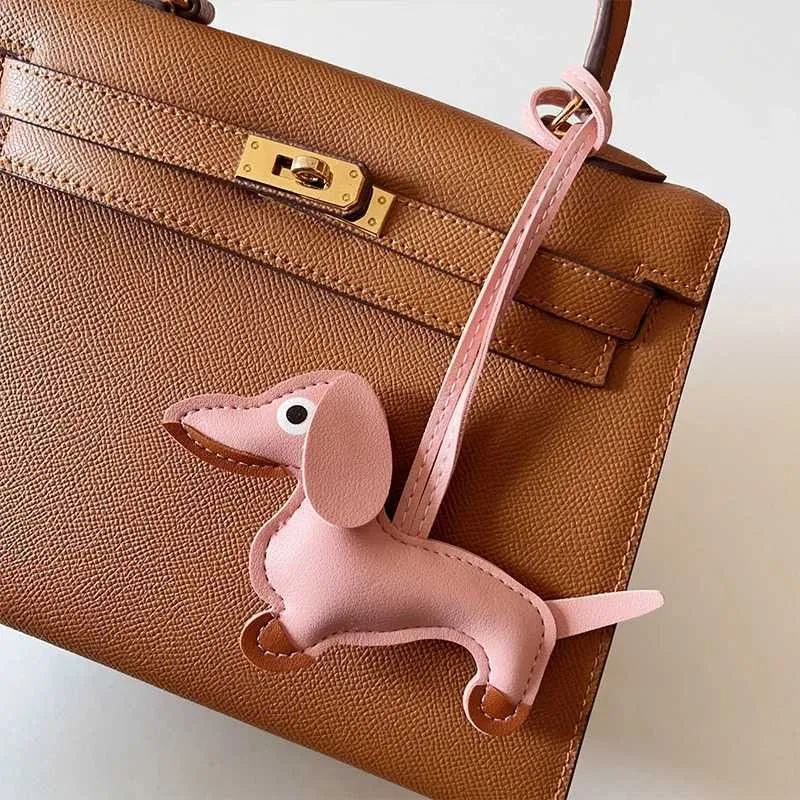 Portachiavi multicolore in pelle classica a forma di piccolo cane, simpatico ciondolo a forma di salsiccia, ciondolo per cellulare, treppiede, portachiavi, accessori_voghion.com