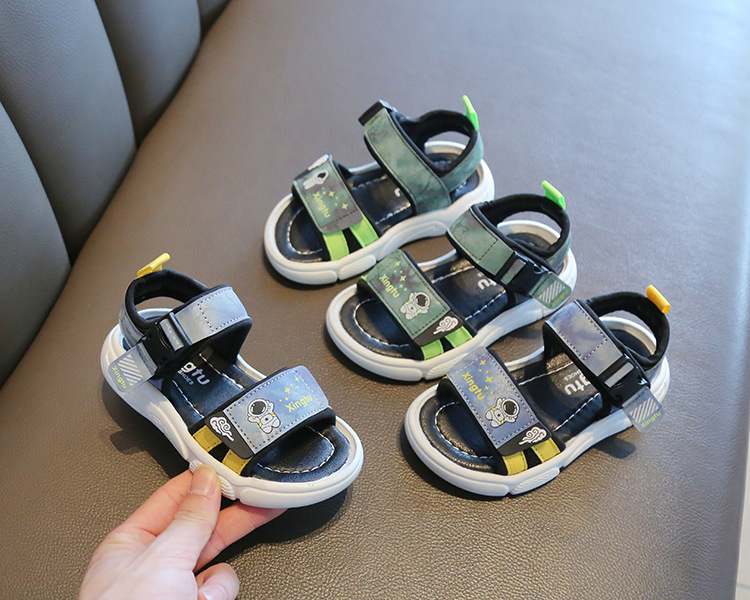 Jungen 2024 Sommer Neue bequeme und modische Baby-Strandschuhe Cartoon Open Toe Klett-Kindersandalen_voghion.com