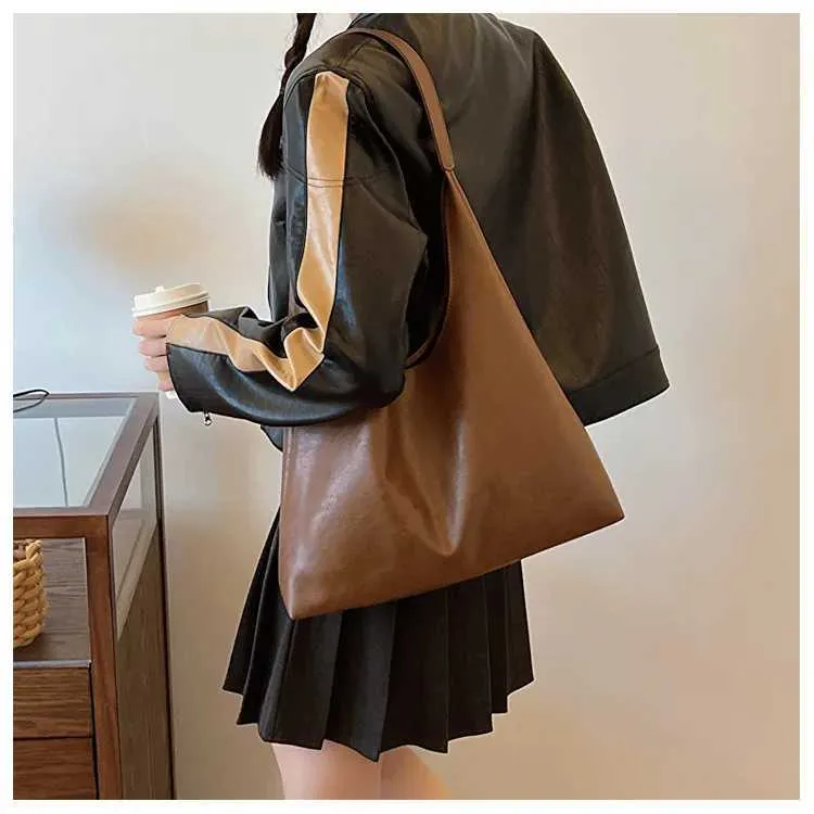 Lightweight PU soft leather large capacity womens shoulder lower arm buckle casual style makeup bag Y241123_voghion.com