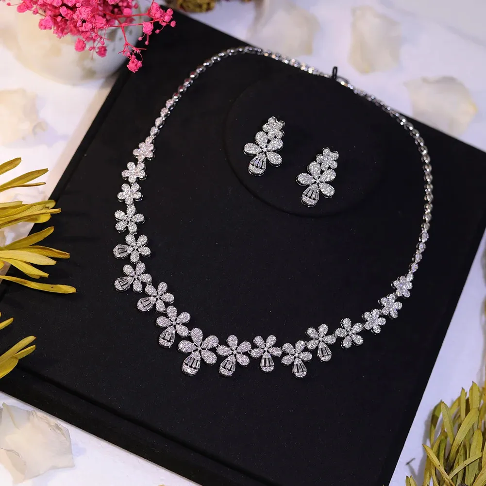 Ensemble de bijoux de mariage élégant avec collier et boucles d'oreilles en forme de feuille et de fleur en zircone cubique micro pavée pour fiançailles_voghion.com