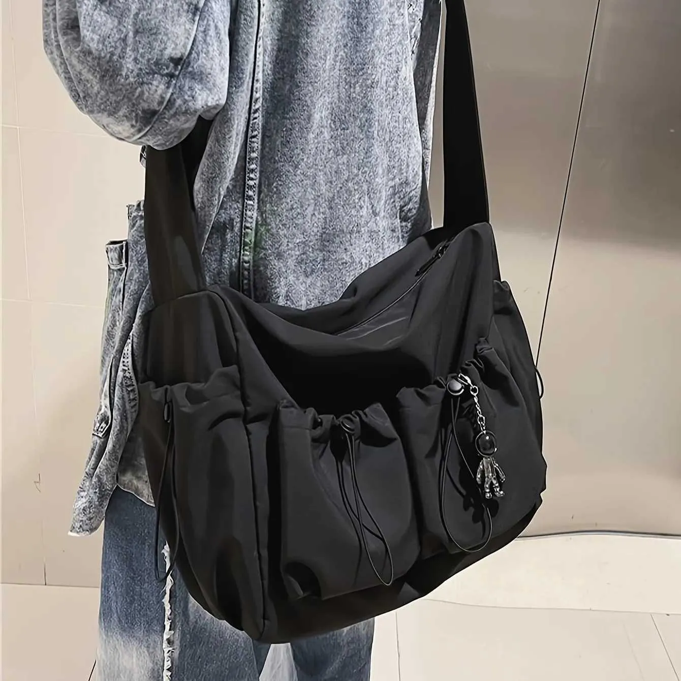 Moderns Crossbody ar stīgu akcentu, ietilpīgs un drošs rāvējslēdzēja aizdare — iekļauta stilīga soma CharmC241104_voghion.com