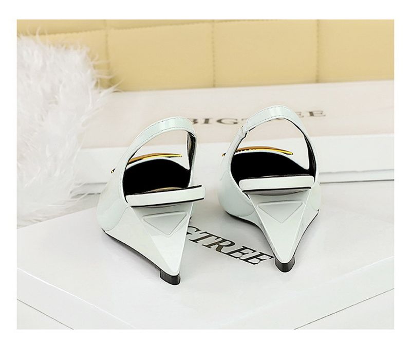 Scarpe da donna in stile 1097-K55 con tacco alto e slingback, cinturino posteriore traforato in vernice, punta bassa e appuntita_voghion.com