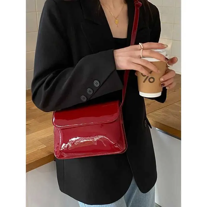 Portafoglio piccolo quadrato alla moda in pelle verniciata rossa retrò e borsa a mano semplice da donna con tracolla Y241216_voghion.com