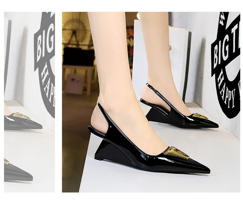 Scarpe da donna in stile 1097-K55 con tacco alto e slingback, cinturino posteriore traforato in vernice, punta bassa e appuntita_voghion.com