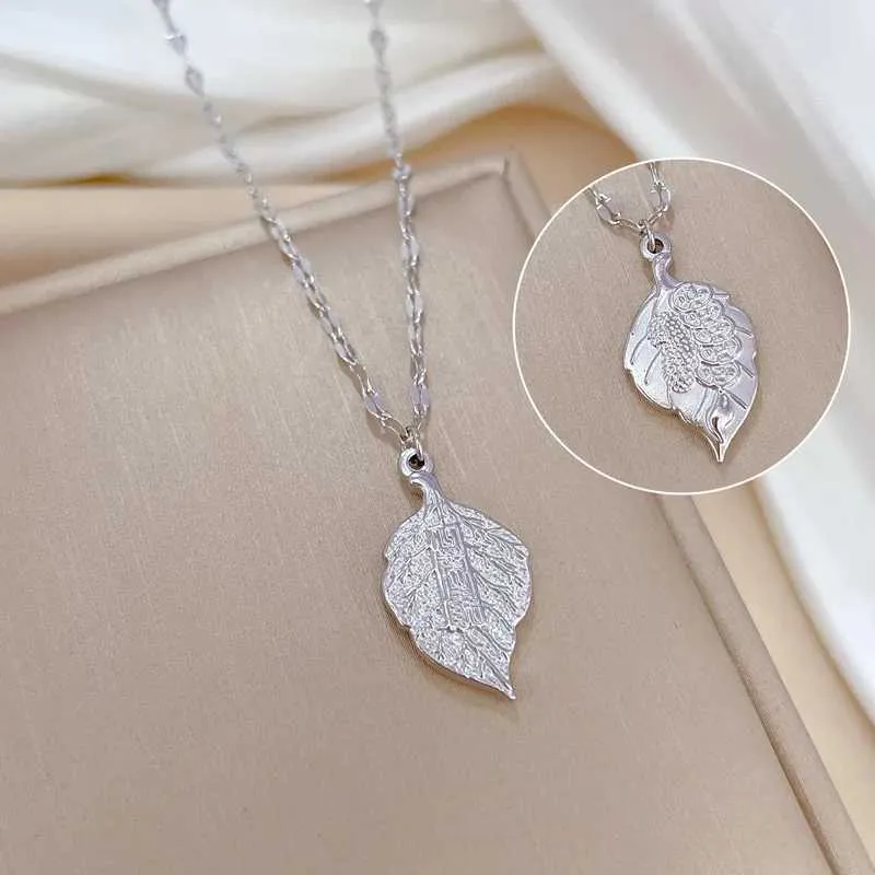 Kettingen Klassieke Retro Rijke Ketting Mode Persoonlijkheid Esdoornblad Eenvoudige Sleutelbeenketting Hanger Cadeau Geven_voghion.com