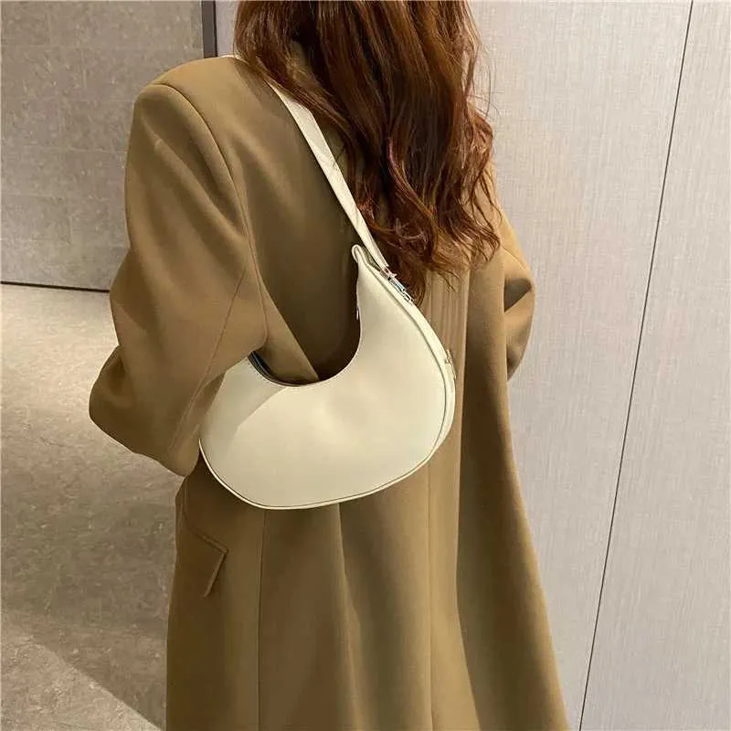 Borsa a spalla a mezzaluna donna elegante in ecopelle_voghion.com