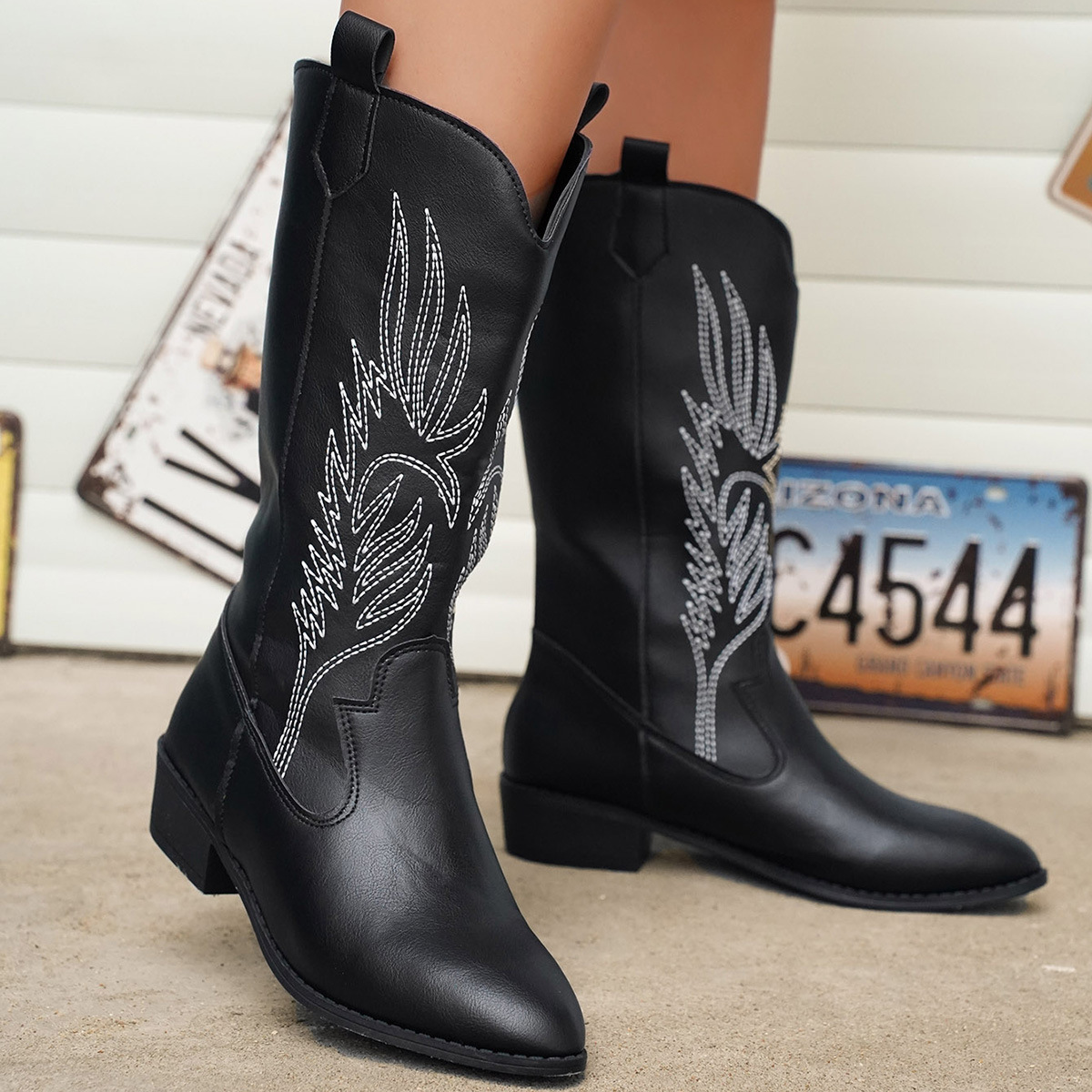 2023 Nouvelles bottes de cowboy occidentales Bottes Martin vintage pour femmes Filet rouge Bout pointu Talon épais Mi-mollet Bottes pour femmes Chevalier