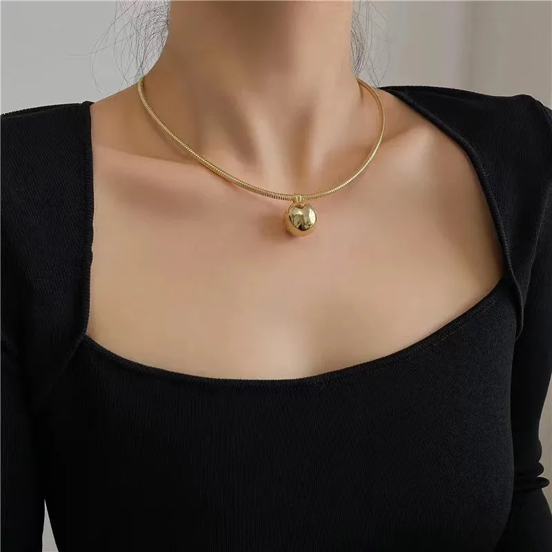 Collane Ciondolo a sfera rotonda Acciaio inossidabile Chockers Torques Collana sexy esagerata di gioielli di moda per donne coreane_voghion.com