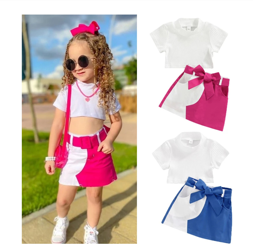 Le ragazze Mother&Kids indossano un tailleur gonna color patchwork in t-shirt tinta unita in stile casual_voghion.com