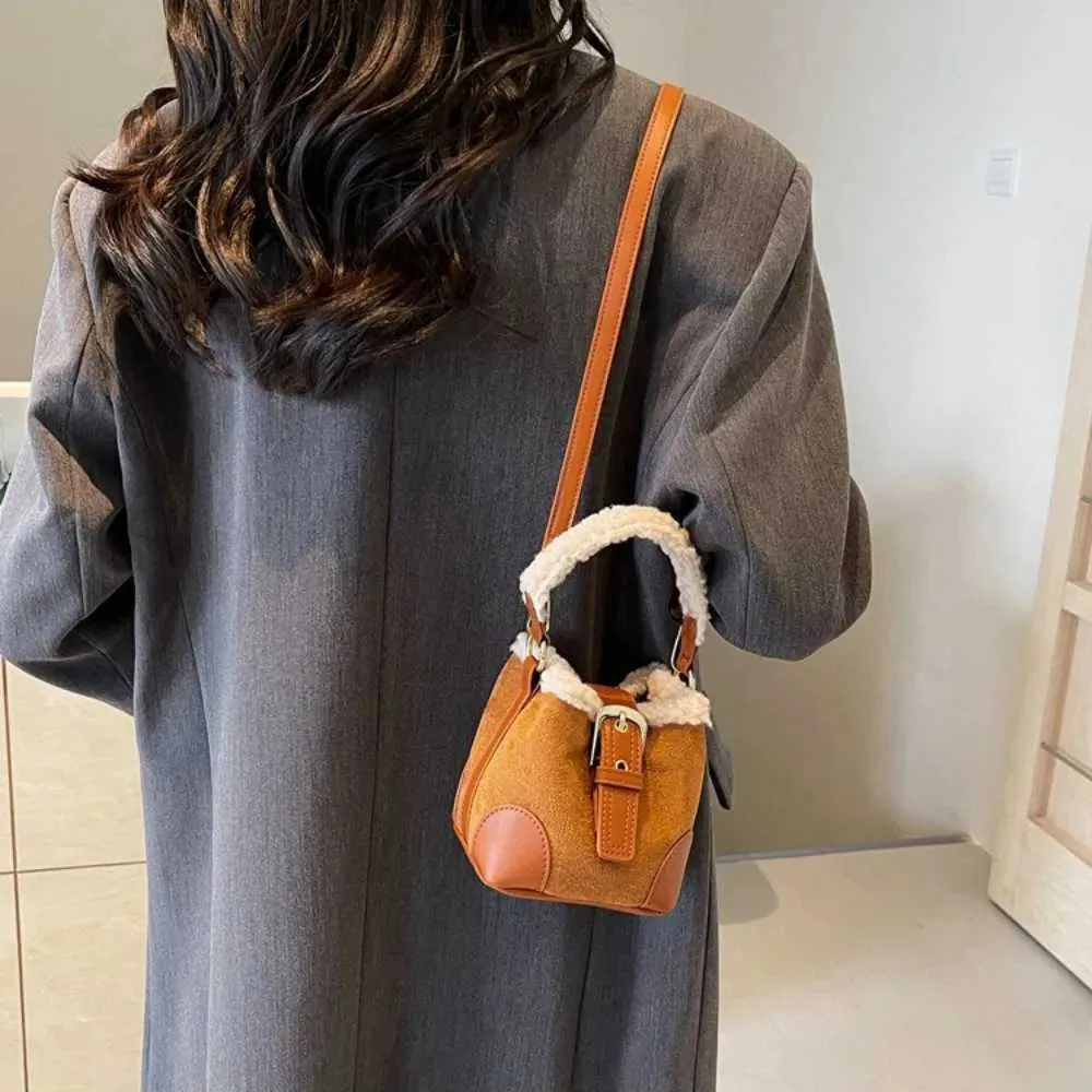 Borse a secchiello in lana di agnello alla moda con tracolla Borsa a tracolla retrò in peluche vintage da donna C241212_voghion.com