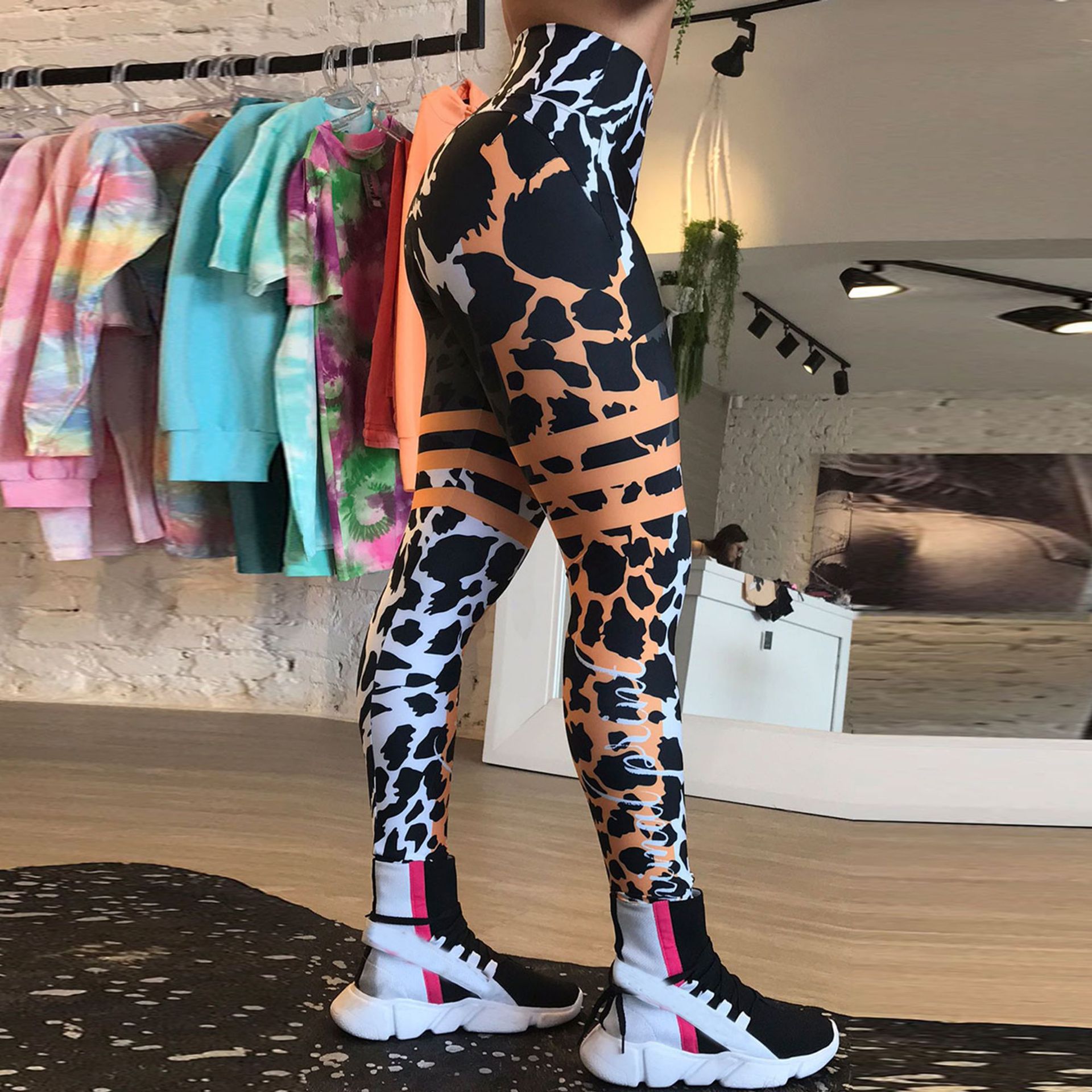 Yogakleeder nei elastesch enk héichtailleg Hüftlifting Sport Fitnesshosen fir Fraen Leopardendruck Yogahosen_voghion.com