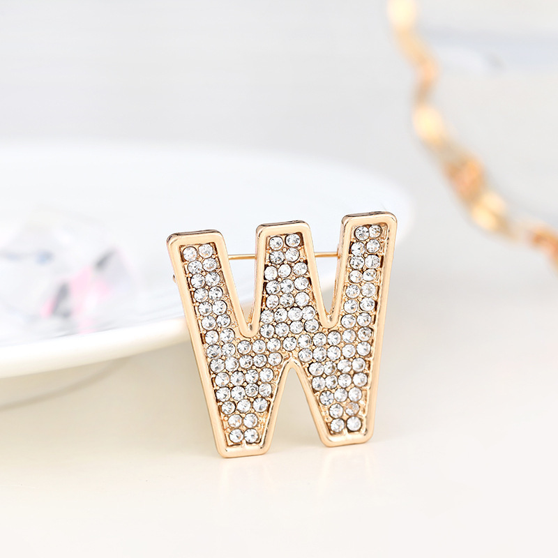 Spilla versatile con lettere inglesi in strass, stemma con fiore sul petto, luce antiscivolo, alla moda per uomo e donna_voghion.com