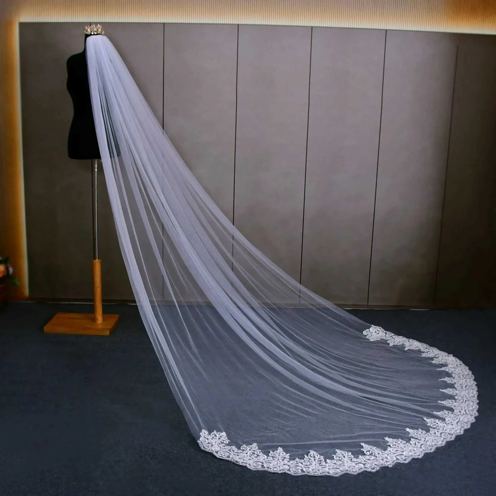 Gioielli per capelli V70 Velo lungo con bordo in pizzo Appliques Veli da sposa 1 strato Tulle morbido con pettine Accessori da sposa per la sposa_voghion.com