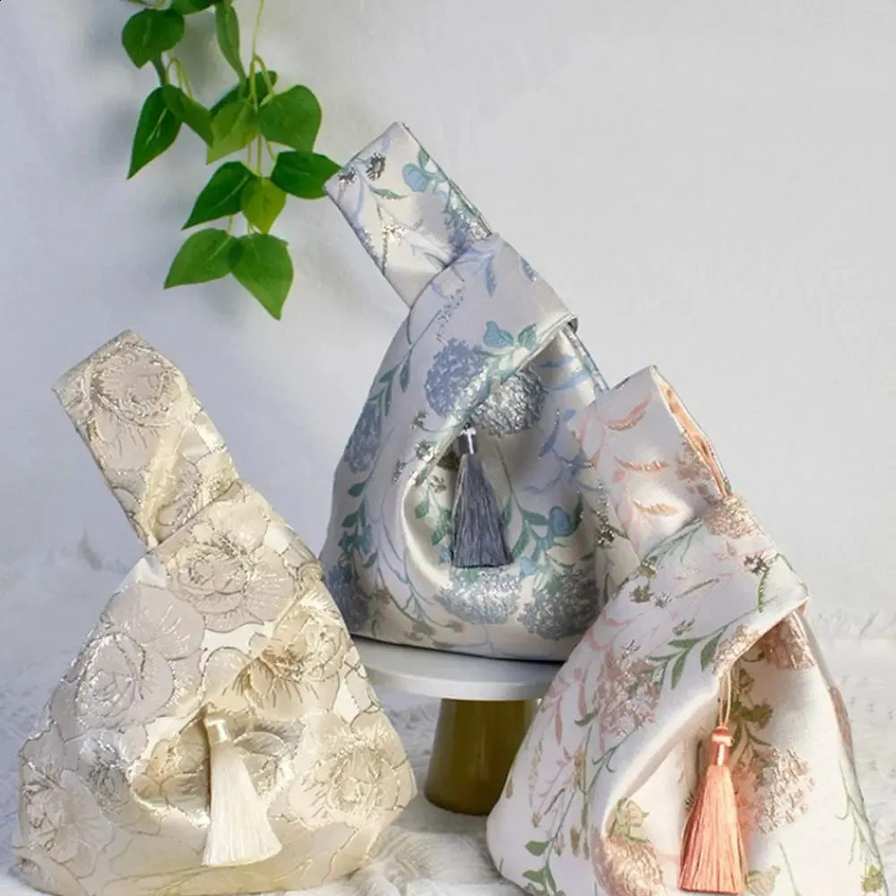 wer Anhänger Mittagessen Kosmetik Handtasche im chinesischen Stil Quaste Knoten Handgelenktasche Kleinteiltasche Cheongsam Zubehör 241120_voghion.com
