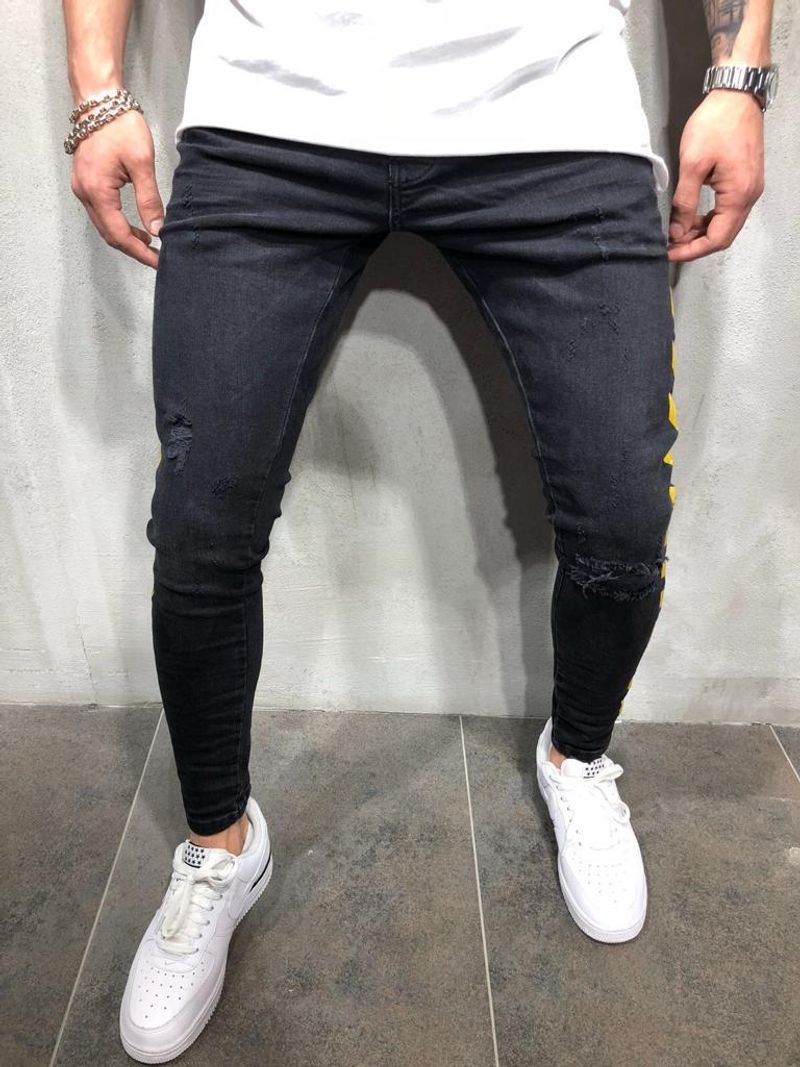 Chino in denim hip-hop nero stampato alla moda strappato da uomo_voghion.com