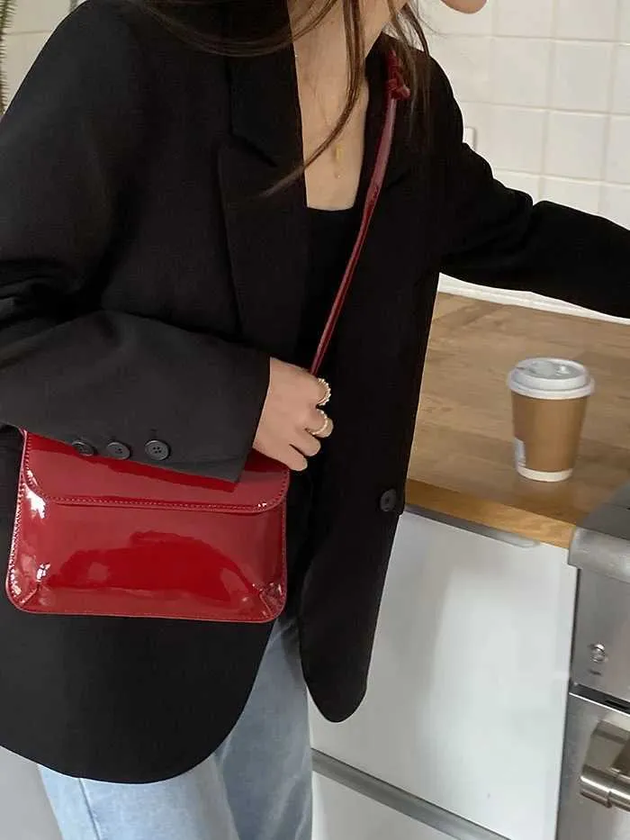 Portafoglio piccolo quadrato alla moda in pelle verniciata rossa retrò e borsa a mano semplice da donna con tracolla Y241216_voghion.com