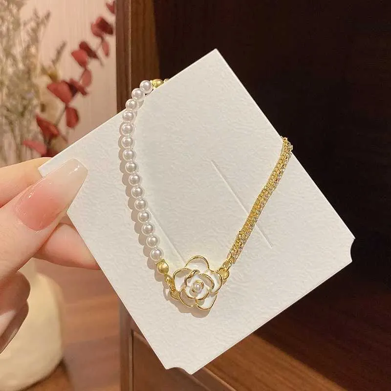 Pulsera de moda con perla camelia y circonita para mujer_voghion.com