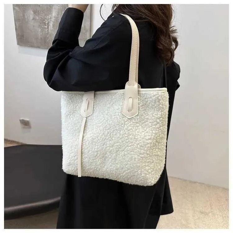 Sac fourre-tout polyvalent en peluche à la mode pour femmes, nouvelle collection, sac à main, couleur unie, décontracté, tempérament généreux_voghion.com