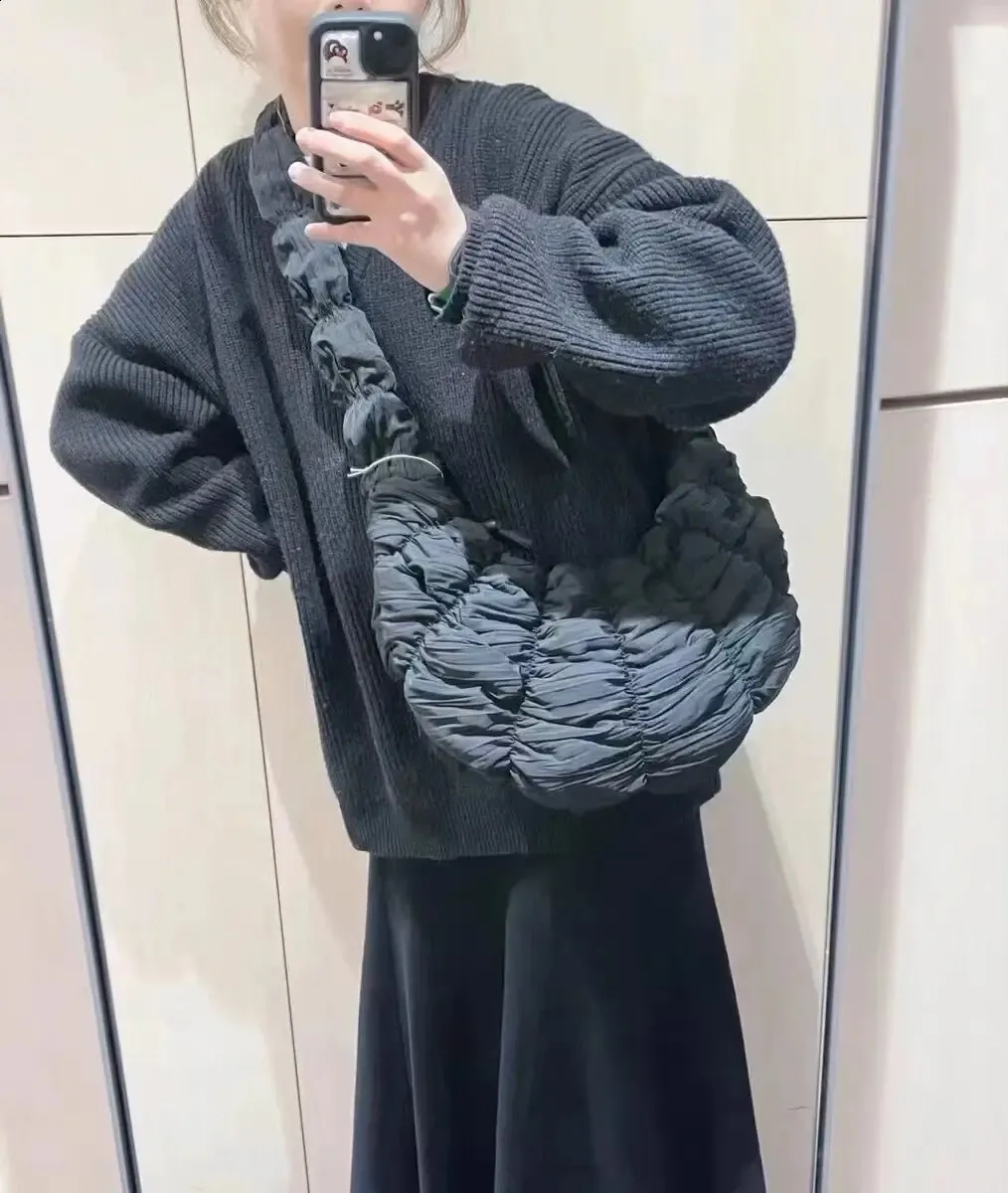 Gesteppte Schultertasche im koreanischen Stil, bauschige, weiche Hobo-Taschen mit gerüschtem Muster in Wolkenform für Damen, Croissant-Umhängetasche 2024 240723_voghion.com