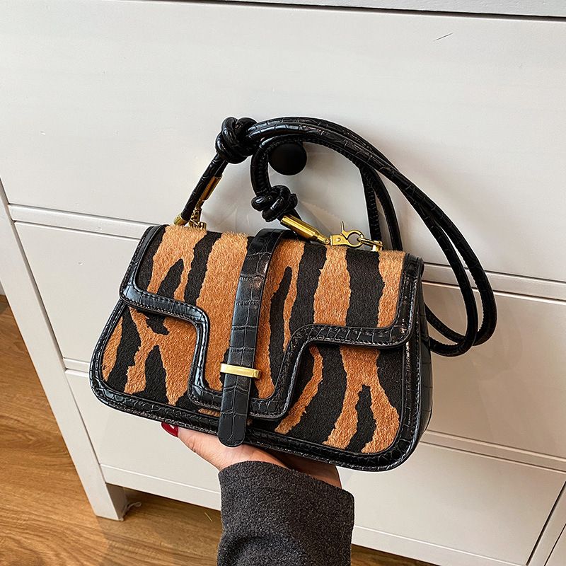 2023 Herbst neue hochwertige Textur Umhängetasche modische Persönlichkeit vielseitige gestreifte Tasche Außenhandel_voghion.com