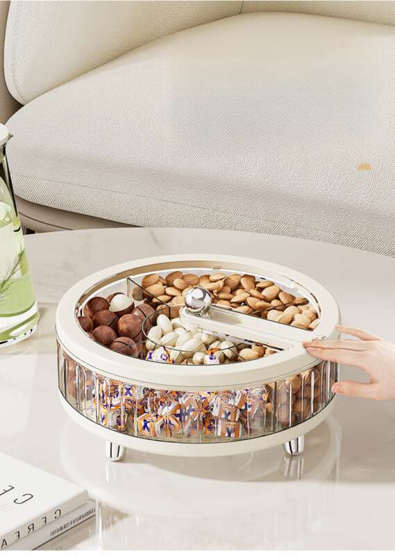 Un salon séché oublié pour la maison, une table à thé, une boîte à bonbons scellée, un rangement pour collations, des graines de melon, des noix et des cloisons_voghion.com